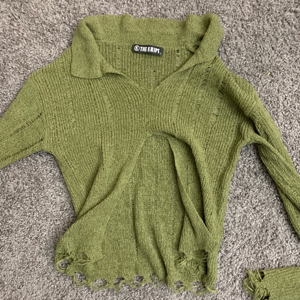 The kript long sleeve green cut out top